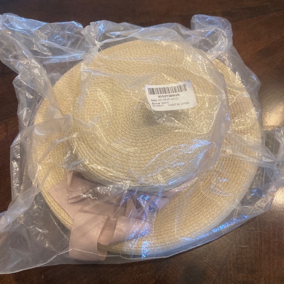 NWT women’s straw hat with beige ribbon / bow - Picture 4 of 6